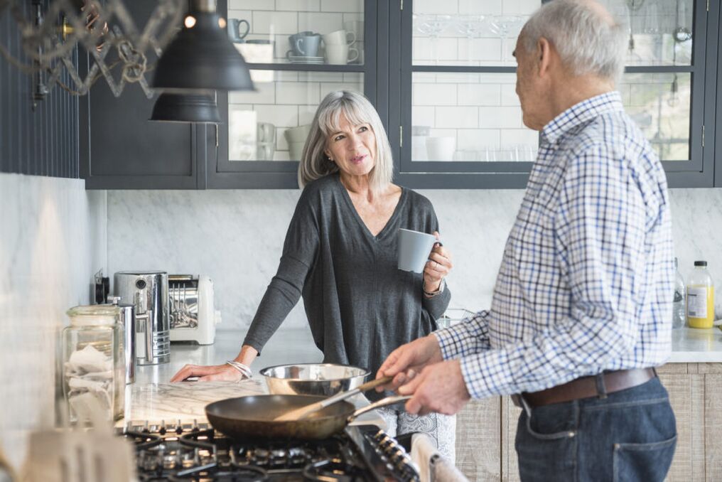 donna e uomo che preparano il cibo per la prostatite