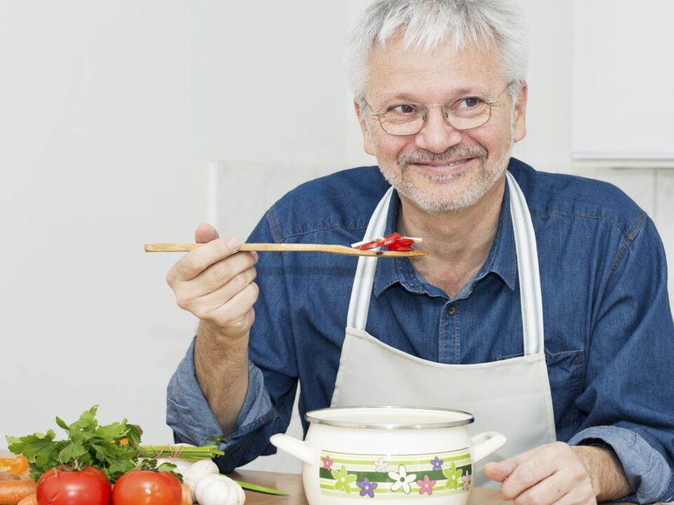un uomo cucina verdure con prostatite